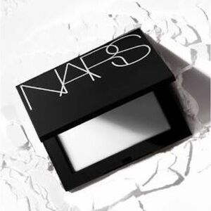 NARS  Light Reflecting Pressed Setting Powder